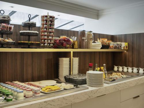 ベルサイユにあるMercure Versailles Paris Ouestのレストランでのビュッフェ