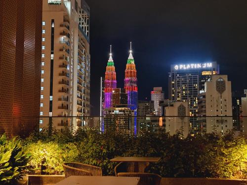 a view of the kuala lumpur city skyline at night at KLCC View City Center At Majestic residence in Kuala Lumpur