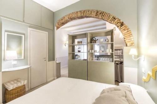 a bedroom with a bed and an archway at Trastevere Little Home in Rome