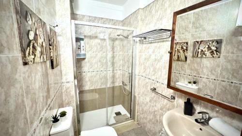une salle de bain avec douche et lavabo dans l'établissement Bohemio Playa Los Cristianos by Deihu Experiences, à El Guincho