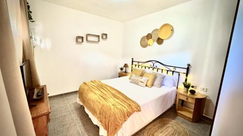 une chambre avec un lit, une table et un miroir dans l'établissement Bohemio Playa Los Cristianos by Deihu Experiences, à El Guincho