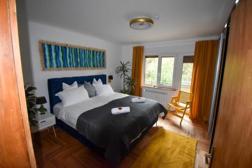 En eller flere senge i et værelse på Apartma Karakter