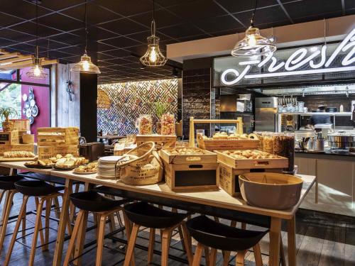 Un restaurante con una mesa con algo de comida encima. en Novotel Valence Sud, en Valence
