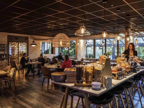 Un restaurante o sitio para comer en Novotel Valence Sud