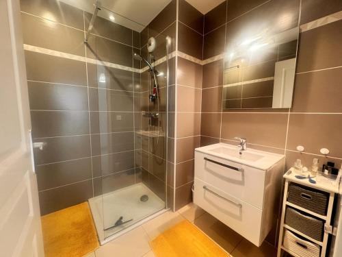 een badkamer met douche, toilet en wastafel bij Appart 2 Chambres Charley super emplacement et parking in Calvi