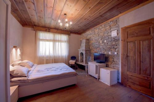 Postel nebo postele na pokoji v ubytování Leshten Guest Homes