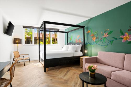 un salon avec un lit et un canapé dans l'établissement Parasasa Hotel Curacao, à Willemstad