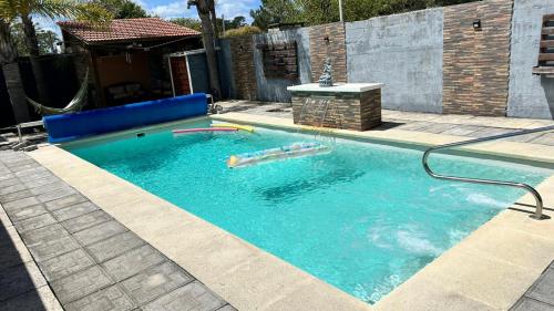 ein Swimmingpool mit blauem Wasser in einem Hof in der Unterkunft Monoambiente a pasos del mar, Moderno y completo in Parque del Plata