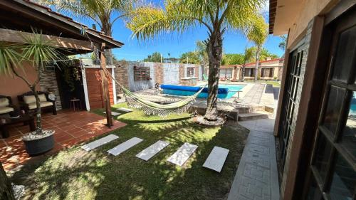 eine Hängematte im Hof eines Hauses mit Pool in der Unterkunft Monoambiente a pasos del mar, Moderno y completo in Parque del Plata