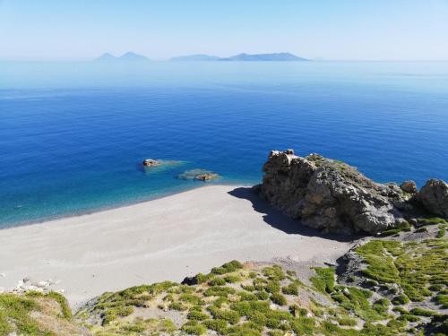 eine Luftansicht auf einen Strand im Meer in der Unterkunft Sicily Sea House  in Gioiosa Marea