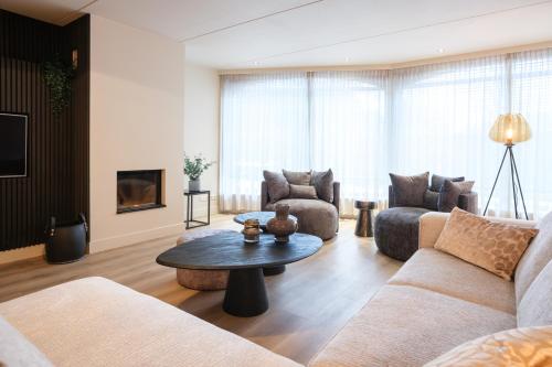 Posezení v ubytování Familiehuis Rheeze met Jacuzzi