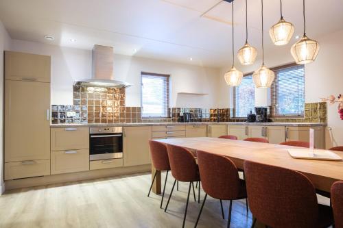 Kuchyň nebo kuchyňský kout v ubytování Familiehuis Rheeze met Jacuzzi