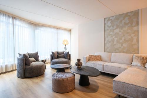 Et opholdsområde på Familiehuis Rheeze met Jacuzzi | 10 personen