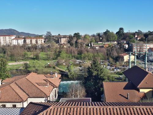 a view of a town with buildings and roofs at La nuova casa di Giove in Palazzolo sullʼOglio