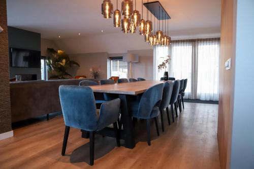 Kuchyň nebo kuchyňský kout v ubytování Familiehuis de Rheezermaten met Jacuzzi