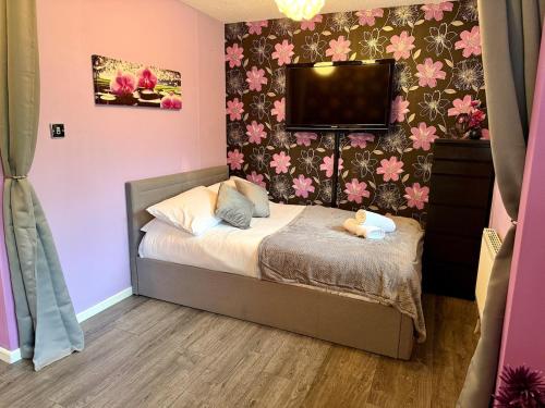 Stylish 3-Bed Family Pet-Friendly Home with Garden photo 11