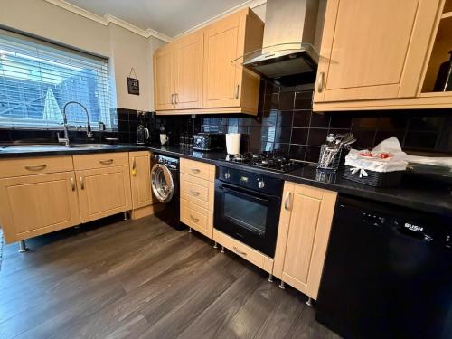 Stylish 3-Bed Family Pet-Friendly Home with Garden photo 18