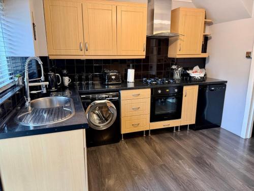 Stylish 3-Bed Family Pet-Friendly Home with Garden photo 27