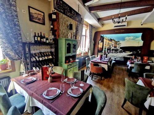 Ein Restaurant oder anderes Speiselokal in der Unterkunft Pirocanac Hotel rooms & restaurant 