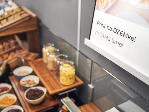 un mostrador con varios alimentos en un estante en Novotel Wrocław City, en Wroclaw