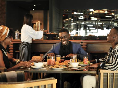 Επισκέπτες που μένουν στο Pullman Dakar Teranga