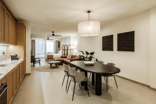 Kuchyň nebo kuchyňský kout v ubytování AX The Heights Residences - Adults Only