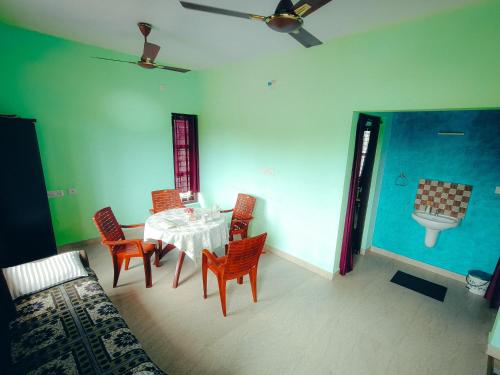 Posezení v ubytování Pranavam Beach Homestay