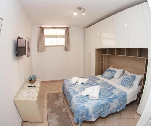 a bedroom with a large bed with towels on it at Appartamento la casa di Lilli Anguillara Sabazia-Lago, Relax e Roma a portata di treno in Anguillara Sabazia