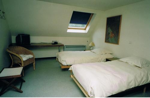 MelletにあるDe Mankemerrie Landhuisvillaのベッド2台と机があるホテルの部屋