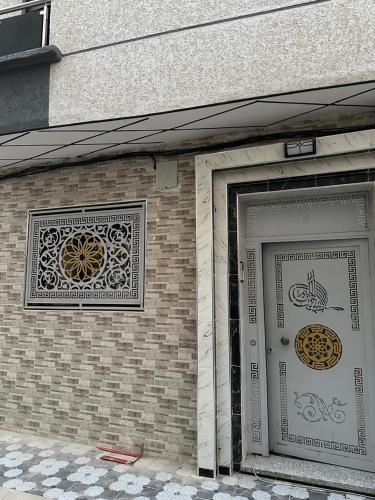 two doors on the side of a building at Beautiful, well-equipped apartment in Martil