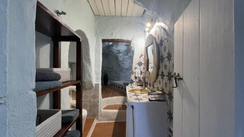 La salle de bains est pourvue d'un lavabo. dans l'établissement Cuevas Soluna en Solara, voor max 8 personen, à Níjar