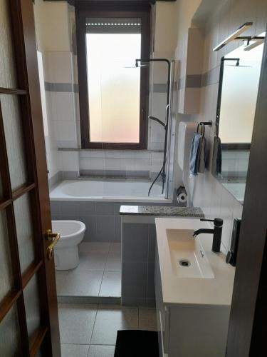 ein Badezimmer mit Badewanne, Waschbecken und Toilette in der Unterkunft Zambo's in Agrate Brianza