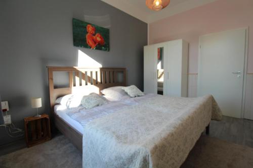 una camera da letto con un grande letto con una coperta bianca di Feel Meer a Schausende