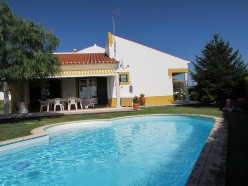 a swimming pool in front of a house at Casa do Pinheiro in Pinheiro Grande