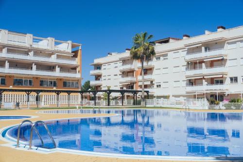 an empty swimming pool in front of a building at Blanca Mar in Barrio-Mar