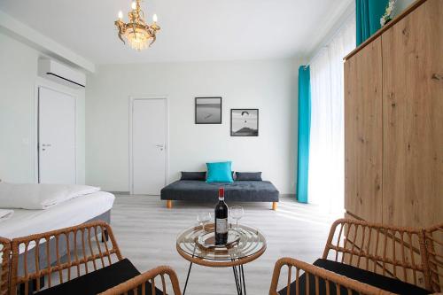 a room with a bed and a table with a bottle of wine at La Fonte Creativa in Caprino Veronese