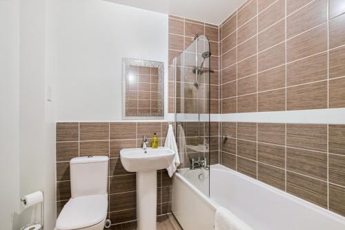 Phòng tắm tại 4Bed 3 Bath Home I Sleeps 7-9 I Family & Contractors I Parking