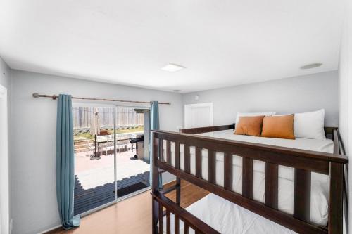 En eller flere senge i et værelse på 2BR-2 mins to Ocean-Sleeps 8-Pets