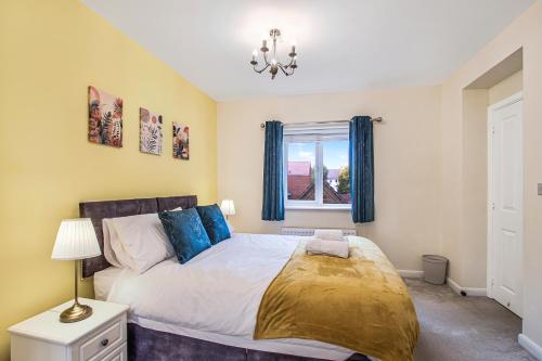 Giường trong phòng chung tại 4Bed 3 Bath Home I Sleeps 7-9 I Family & Contractors I Parking