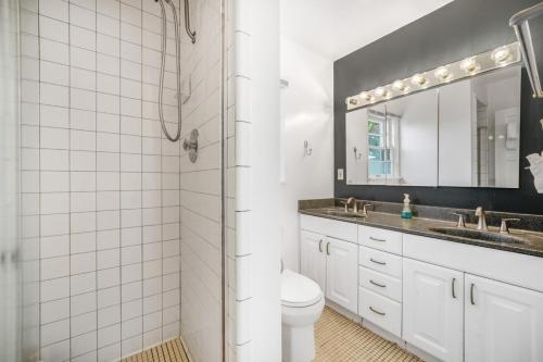 Et badeværelse på 2BR-2 mins to Ocean-Sleeps 8-Pets