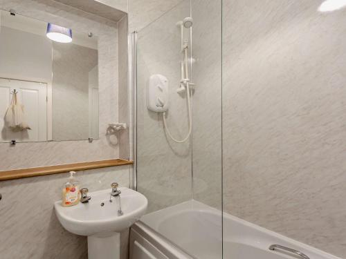Koupelna v ubytování 1 Bed in Cullen 94536