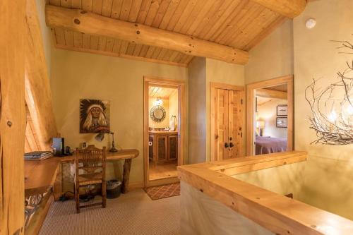 Voodi või voodid majutusasutuse Red Stag Lodge at Eagles Nest toas