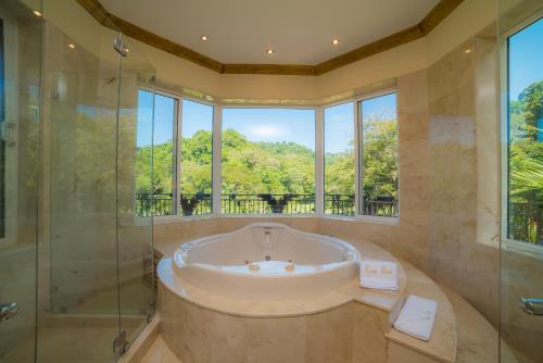 Koupelna v ubytování Casa Oasis 5 bdrs private pool in Los Suenos