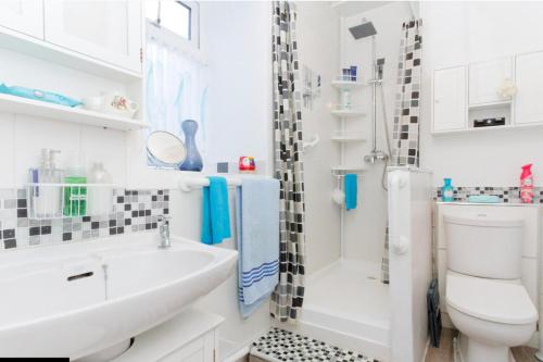 Koupelna v ubytování 2 Bed Cottage Sleeps 4-Pets Welcome-Private Garden