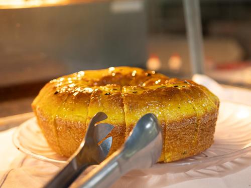 サン・ロウレンソにあるHotel Brasilの包丁付き皿に座る餡