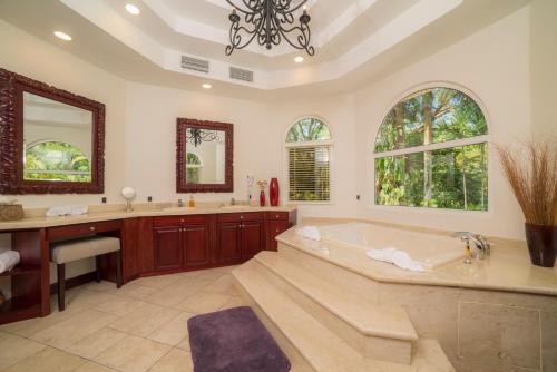 Koupelna v ubytování Harmon Estate 6 bdrs private pool in Los Suenos