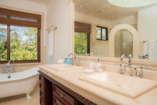 Koupelna v ubytování Puesta del Sol 5 bdrs ocean view in Los Suenos