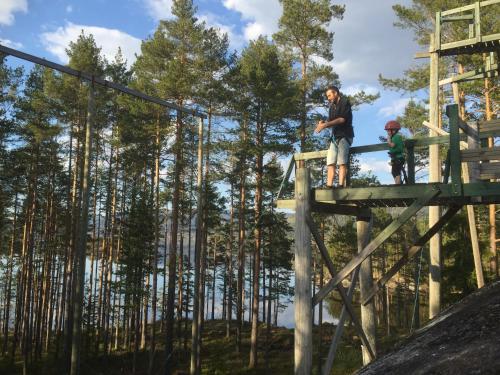 a group of people standing on the top of a tree house at Nisser Hyttegrend og Camping in Fjone