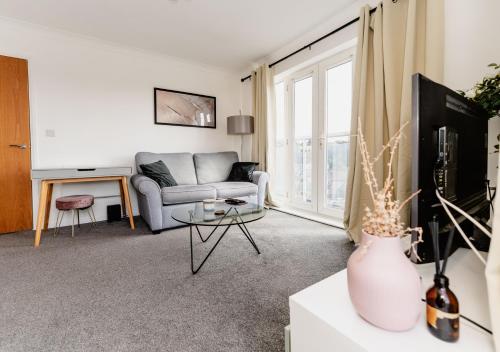 a living room with a couch and a tv at 36 Handley's Elite Apartment 2Bed Flat CityCenter in Hemel Hempstead