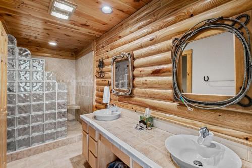 a bathroom with two sinks and a large mirror at Sugar Bear Lodge in Banner Elk